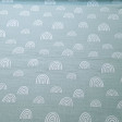 Doble Gasa Arcoiris Trazos Blancos - Tela de doble gasa algodón o muselina con dibujos de arcoiris en trazos blancos sobre un fondo de color verde menta y ocre. La tela mide 135cm de ancho y su composición 100% algodón.