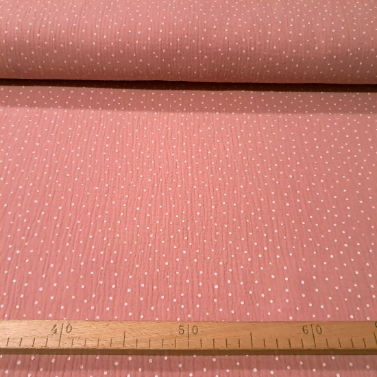 Detalle de tela doble gasa rosa y verde con estampado de puntos blancos