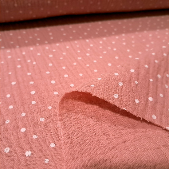 Detalle de tela doble gasa rosa y verde con estampado de puntos blancos