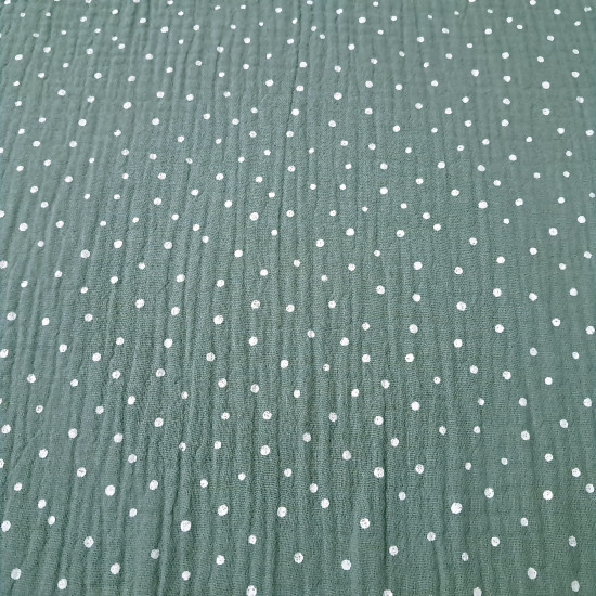 Detalle de tela doble gasa rosa y verde con estampado de puntos blancos