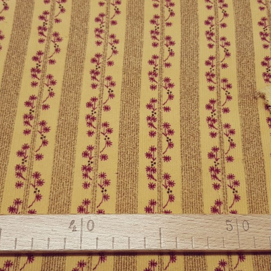 Tela OUTLET Micropana Estampada - Tela de micropana algodón con dibujos de rayas y flores sobre un fondo maquillaje/arena. La tela mide 90cm de ancho y su composición 100% algodón.