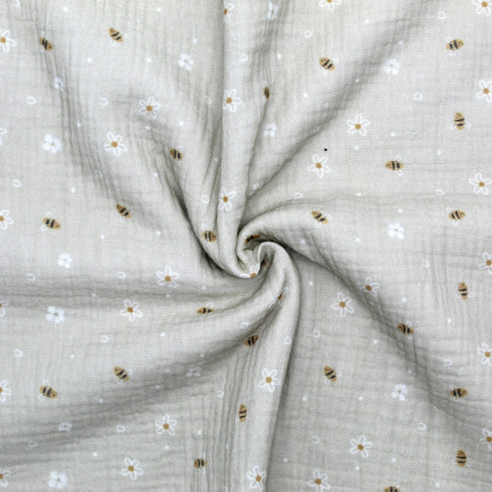 Doble Gasa Abejas Flores - Tela de doble gasa algodón o muselina muy ligera con dibujos de abejas y flores sobre un fondo beige. La tela mide 135cm de ancho y su composición 100% algodón.