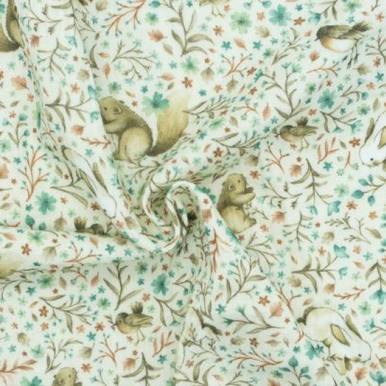 Doble Gasa Bosque Encantado - Tela de doble gasa o muselina algodón con encantador estampado de animales del bosque: pequeñas ardillas, conejitos y pajaritos rodeados de flores en tonos empolvados. Es una tela transpirable, li
