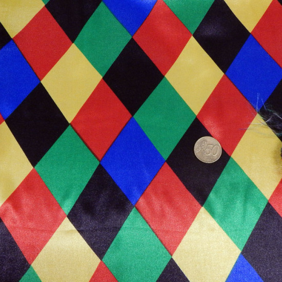 Tela Raso Rombos Colores - Tejido de raso brillante por una cara, con dibujos de rombos de colores tipo arlequín. La tela mide 150cm de ancho y su composición 100% poliester.