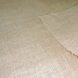 Tela Arpillera Natural - La arpillera es un tejido hecho con yute y también es conocido como tela de saco. Este tejido está disponible en color natural. Muy apropiado para hacer manualidades y decorar escaparates, además de utilizarse para hacer