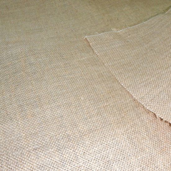 Tela Arpillera Natural - La arpillera es un tejido hecho con yute y también es conocido como tela de saco. Este tejido está disponible en color natural. Muy apropiado para hacer manualidades y decorar escaparates, además de utilizarse para hacer