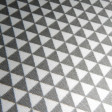 Tela Gris/Blanco - Tejido de Punto de Seda Estampado con dibujos de triángulos pequeños en color gris / blanco.