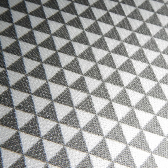 Tela Gris/Blanco - Tejido de Punto de Seda Estampado con dibujos de triángulos pequeños en color gris / blanco.